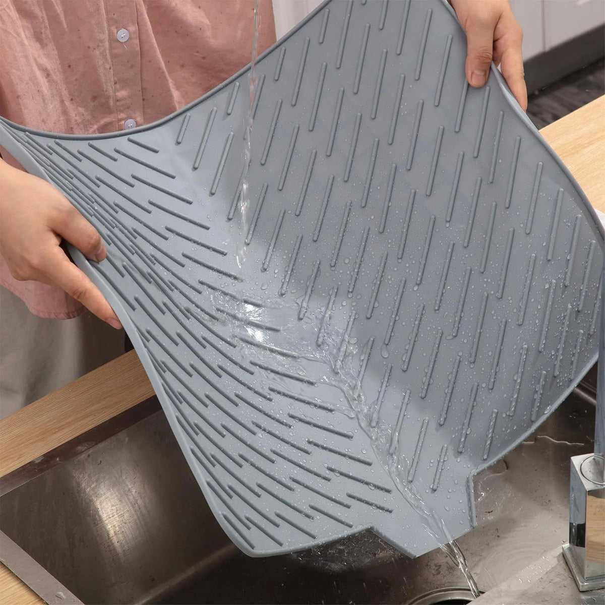 Drain lip sends water straight into the sink